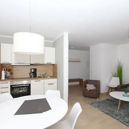 Strandnahe Fewo: Seaside Retreat With Terrace And Ahoi Access Lobbe