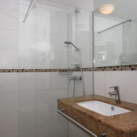 Apartamento Strandnahe Mit Terrasse, Gratis Nutzung Vom Ahoi Erlebnisbad Und Sauna In Sellin - Rex Rugia 13-2 Lobbe