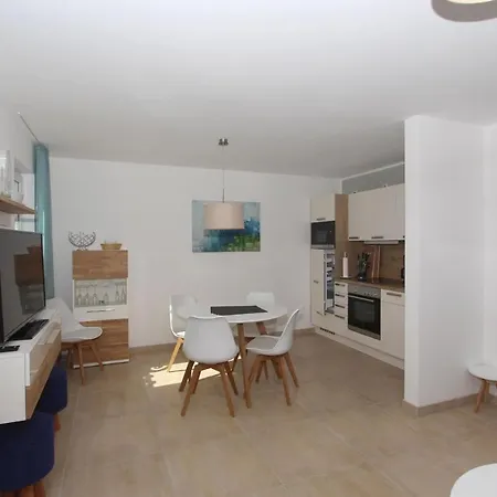 Strandnahe Fewo: Seaside Retreat With Terrace And Ahoi Access Apartment