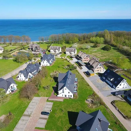 Strandnahe Fewo: Seaside Retreat With Terrace And Ahoi Access *