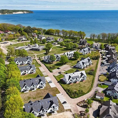 Strandnahe Fewo: Seaside Retreat With Terrace And Ahoi Access *